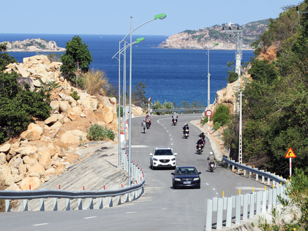 den-cao-ap-cot-thep-duong-ven-bien