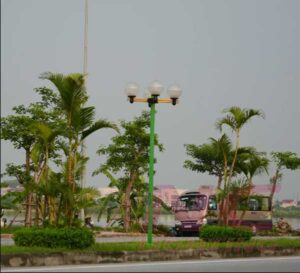 Cột đèn sân vườn Arlequin New tại một khu vực giải phân cách đường