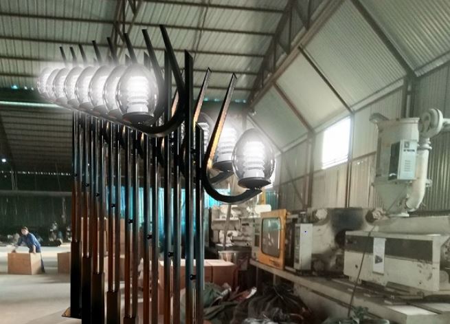Đèn sân vườn cầu Baldo trắng trong kết hợp cùng Cột đèn sân vườn DC10