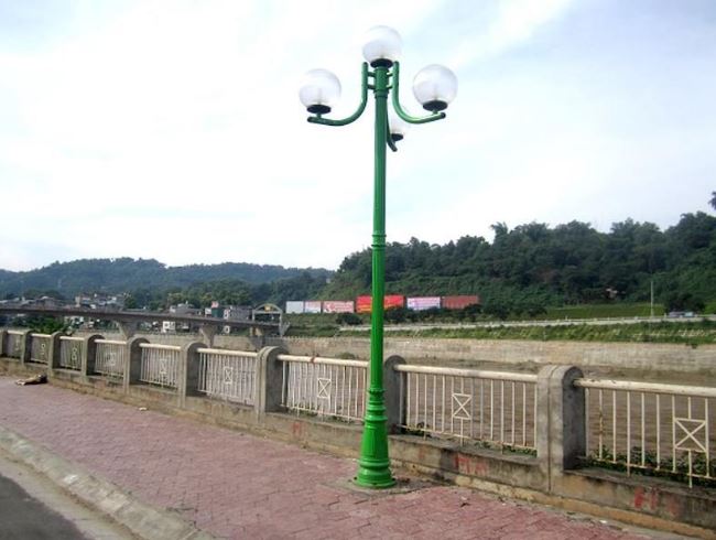 Trụ đèn sân vườn tại vỉa hè trên đoạn cầu đường giao thông