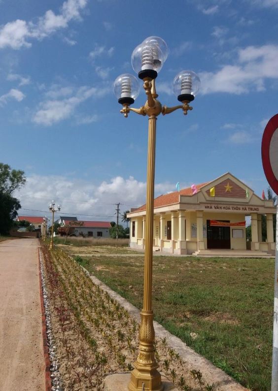 Trụ đèn với màu vàng đồng trang nhã, toát lên nét đẹp cổ điển